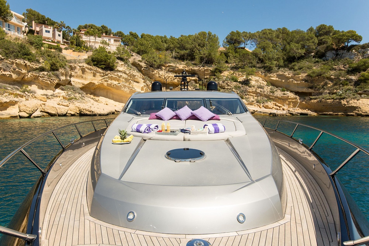 Аренда яхты Sunseeker Predator 82 Hooligan на Ибице - пикник на носу